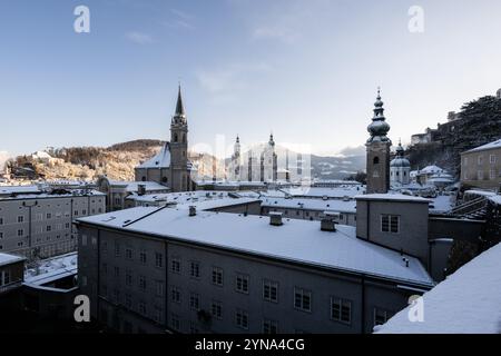 Neuschnee und Wintereinbruch in der Festspiel- und Mozartstadt Salzburg am Morgen des 22.11.2024. Im Bild: Ausblick auf die frisch verschneite Stadt Salzburg und die Kirchtürme der Domstadt // Fresh snow and the onset of winter in the festival and Mozart city of Salzburg on the morning of November 22nd, 2024. In the picture: View of the freshly snow-covered city of Salzburg and the Hohensalzburg Fortress - 20241122 PD2561 Credit: APA-PictureDesk/Alamy Live News Stock Photo