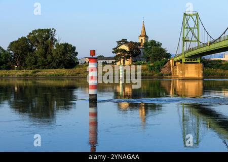 France, Drome (26), Montelimar, le fleuve Rhone, canal de derivation, chapelle de Daurelle, pont suspendu du chemin de l'ile Stock Photo