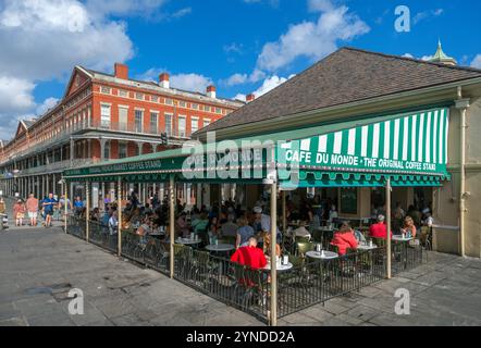 The Cafe du Monde restaurant in the French Quarter, Decatur Street, New Orleans, Louisiana, USA Stock Photo