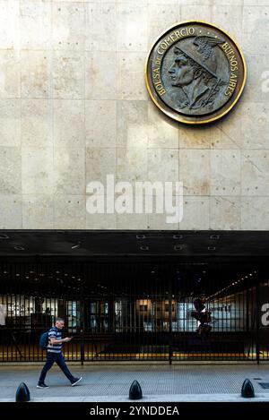 Buenos Aires, Argentina. 22nd Nov, 2024. Nov 22, 2024 - Buenos Aires, Argentina - Facade of the Buenos Aires Stock Exchange. The Argentine economy is entering a new phase of normalization, driven by the money laundering and the fall of the exchange rate gap. These factors have generated a virtuous circle of financing, allowing the Central Bank to accumulate reserves and reduce inflation. However, risks persist due to imbalances in international reserves and debt in pesos. The government seeks to move towards a more sustainable financial scheme, although it still faces significant challenges Stock Photo