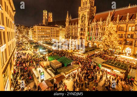 Eröffnung des Münchner Christkindlmarkt auf dem Marienplatz, 25. November 2024 Deutschland, München, 25.11.2024, Eröffnung des Münchner Christkindlmarkts auf dem Marienplatz, um kurz nach 17 Uhr hat OB Reiter den Christkindlmarkt mit dem Anschalten der Lichter am Münchner Weihnachtsbaum eröffnet, Blick auf das Rathaus und die Frauenkirche, Blick von oben auf die zahlreichen Standl, die sich bis weit in die Kaufingerstraße ziehen, viele Münchner und Münchnerinnen bestaunen den Lichterglanz, bummeln über den traditionellen Weihnachtsmarkt, Vorweihnachtszeit, Weihnachtszeit, leuchten, festlich, M Stock Photo