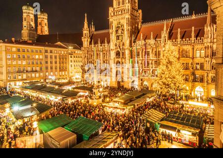 Eröffnung des Münchner Christkindlmarkt auf dem Marienplatz, 25. November 2024 Deutschland, München, 25.11.2024, Eröffnung des Münchner Christkindlmarkts auf dem Marienplatz, um kurz nach 17 Uhr hat OB Reiter den Christkindlmarkt mit dem Anschalten der Lichter am Münchner Weihnachtsbaum eröffnet, Blick auf das Rathaus und die Frauenkirche, Blick von oben auf die zahlreichen Standl, die sich bis weit in die Kaufingerstraße ziehen, viele Münchner und Münchnerinnen bestaunen den Lichterglanz, bummeln über den traditionellen Weihnachtsmarkt, Vorweihnachtszeit, Weihnachtszeit, leuchten, festlich, M Stock Photo