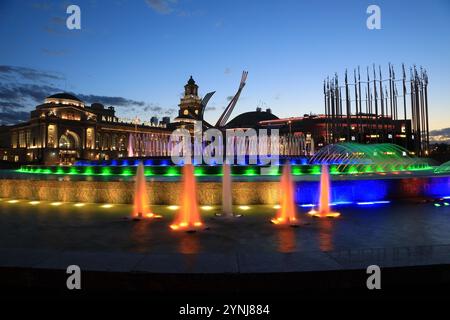 MOSCOW, RUSSIA - MAY 21, 2021: Night fountains in light of lanterns on Europe square near Kievsky railway station in Moscow, Russia. Stock Photo