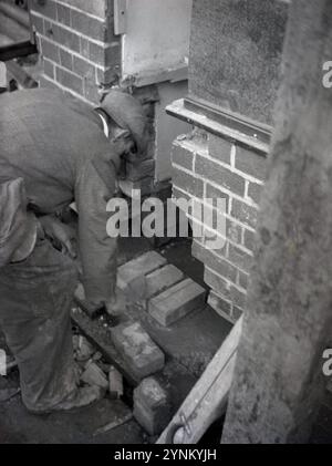 Bricklayer puts bricks to make a wall Stock Photo - Alamy