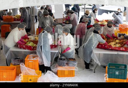 Seoul, South Korea. 27th Nov, 2024. People make Kimchi for a sharing event at the Jogyesa temple in Seoul, South Korea, Nov. 27, 2024. Credit: Jun Hyosang/Xinhua/Alamy Live News Stock Photo