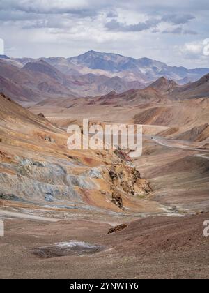 Vertical landscape view at high altitude Ak Baital pass aka Hushang, highest point on Pamir Highway M41, Murghab, Gorno-Badakhshan, Tajikistan Stock Photo