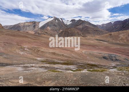 High altitude desert landscape view near Ak Baital pass aka Hushang on Pamir Highway M41, Murghab, Gorno-Badakhshan, Tajikistan Stock Photo