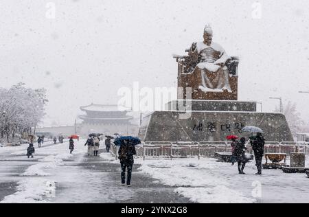 Seoul, South Korea. 27th Nov, 2024. Pedestrians walk through Gwanghwamun Square in the heart of Seoul, where snow is falling. More than 16 centimeters of snow blanketed the South Korea's capital Seoul on November 27, marking the biggest snowfall in November since modern weather observations began in 1907, the Korea Meteorological Administration (KMA) said. The new record coincided with the first snow of the season in Seoul. Credit: SOPA Images Limited/Alamy Live News Stock Photo