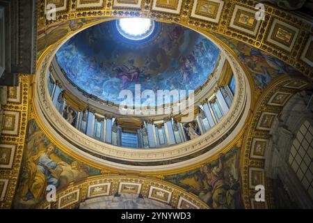 VATICAN CITY, VATICAN, OCTOBER 18, 2016: Interior of the famous St Peter's basilica. It is an Italian Renaissance church in Vatican City, the papal en Stock Photo