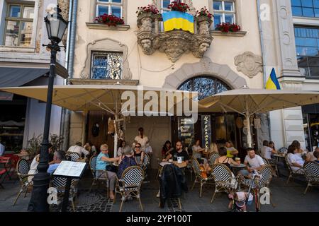 24.08.2024, Ukraine, Lviv oblast, Lviv - Cafe on the market square (Rynok in Ukrainian, old town since 1998 on the UNESCO World Heritage List). 00A240 Stock Photo