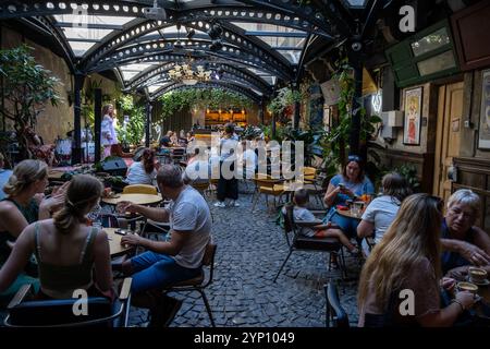 26.08.2024, Ukraine, Lviv oblast, Lviv - Cafe in a courtyard of an old building in the historic city centre, on the UNESCO World Heritage List since 1 Stock Photo