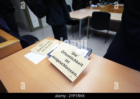 Hamburg, Germany. 28th Nov, 2024. A sign with the inscription "The public is excluded." Lying on a table in the courtroom in the criminal justice building at the start of the trial against a 19-year-old for attempted murder. The accused is alleged to have driven a car-sharing vehicle on Max-Brauer-Allee on 15.09.2023 under the influence of marijuana without a valid driver's license. Police officers were directing traffic at the time. The accused allegedly ignored the officers' request to stop and drove towards a police officer at excessive speed. Credit: Marcus Brandt/dpa/Ģ����ý Live News Stock Photo