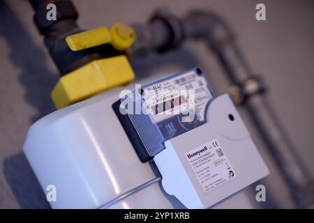 Ein Gaszaehler Gaszähler haengt hängt in einem Heizungskeller an einer Wand. Symbolbild zum Thema Energiekosten, Gaspreise am 28.11.2024 in Siegen/Deutschland *** A gas meter Gas meter hangs on a wall in a boiler room Symbolic image about energy costs, gas prices on 28 11 2024 in Siegen Germany Stock Photo