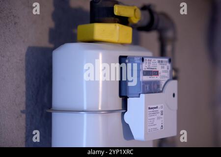 Ein Gaszaehler Gaszähler haengt hängt in einem Heizungskeller an einer Wand. Symbolbild zum Thema Energiekosten, Gaspreise am 28.11.2024 in Siegen/Deutschland *** A gas meter Gas meter hangs on a wall in a boiler room Symbolic image about energy costs, gas prices on 28 11 2024 in Siegen Germany Stock Photo