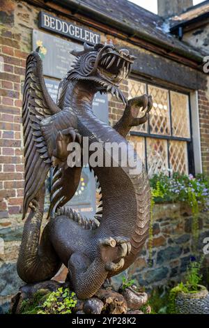 UK, Wales, Gwynedd, Snowdonia, Beddgelert, Stryd Smith, carved dragon outside Woodcraft Shop Stock Photo
