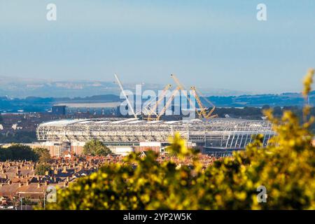 A striking image of Everton Football Club’s new stadium under construction at Bramley-Moore Dock in Liverpool, with the iconic Goodison Park visible i Stock Photo