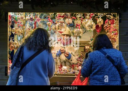 Bath, UK, 28th November 2024. Shoppers are pictured as they enjoy the opening day of Bath's Christmas market. Each year the streets surrounding the Roman Baths and Bath Abbey are home to over 220 stalls packed full of Christmas gifts. The award winning christmas market attracts shoppers from all over Europe. Credit:  Lynchpics/Alamy Live News Stock Photo