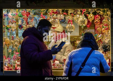 Bath, UK, 28th November 2024. Shoppers are pictured as they enjoy the opening day of Bath's Christmas market. Each year the streets surrounding the Roman Baths and Bath Abbey are home to over 220 stalls packed full of Christmas gifts. The award winning christmas market attracts shoppers from all over Europe. Credit:  Lynchpics/Alamy Live News Stock Photo