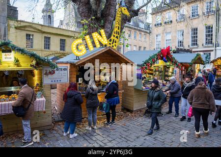 Bath, UK, 28th November 2024. Shoppers are pictured as they enjoy the opening day of Bath's Christmas market. Each year the streets surrounding the Roman Baths and Bath Abbey are home to over 220 stalls packed full of Christmas gifts. The award winning christmas market attracts shoppers from all over Europe. Credit:  Lynchpics/Alamy Live News Stock Photo