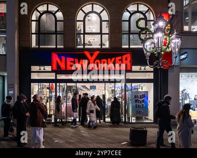 Weihnachtliche Nürnberger Fußgängerzone, 28.11.204 Eine New Yorker-Filiale in der Nürnberger Innenstadt, aufgenommen bei Nacht. Die Aufnahme zeigt die beleuchtete Ladenfront mit vielen Menschen, die sich vor und in dem Geschäft aufhalten. Nürnberg Bayern Deutschland *** Christmas Nuremberg pedestrian zone, 28 11 204 A New York store in Nuremberg city center, taken at night The photo shows the illuminated store front with many people in front of and inside the store Nuremberg Bavaria Germany 20241128-286A4708-M4000 Stock Photo