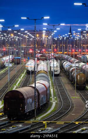 PRODUCTION - 26 November 2024, Saxony-Anhalt, Halle (Saale): Freight wagons stand on the train formation yard in the Halle/Saale marshalling yard. The facility is one of the most modern of its kind in Europe. The Halle/Saale rail junction is an important hub for both freight and passenger transport in Central Germany. Photo: Hendrik Schmidt/dpa Stock Photo