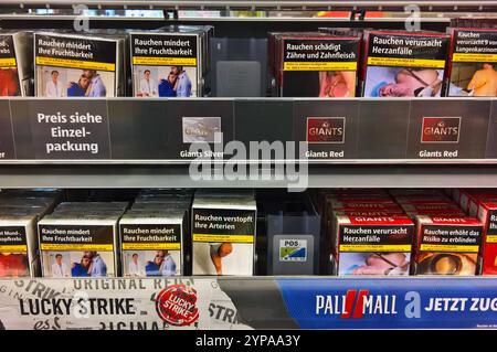aldi tobacco products Pall mall tobacco hi-res stock photography and images