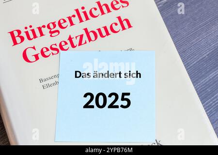 Neue Gesetze 2025: Notizzettel mit der Aufschschrift DAS ÄNDERT SICH 2025 auf einem Bürgerlichen Gesetzbuch *** New laws 2025 Notepad with the inscription DASÄNDERT SICH SICH 2025 on a civil code Copyright: xUdoxHerrmannx Stock Photo