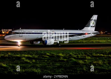 Aer Lingus Airbus A320-214 (REG: EI-DVM) in the Retro Livery on taxiway Charlie entering runway 31 for take off. Stock Photo