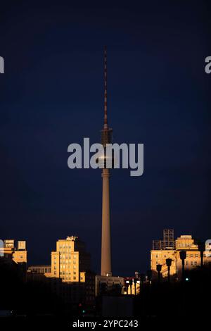 Berlin erwacht: Sonnenaufgang am Frankfurter Tor, Aufnahme des Frankfurter Tors bei Sonnenaufgang. Die aufgehende Sonne taucht die Berliner Straßen in warmes Licht. Berlin Berlin Deutschland *** Berlin wakes up Sunrise at Frankfurter Tor, photo of Frankfurter Tor at sunrise The rising sun bathes the streets of Berlin in warm light Berlin Berlin Germany Stock Photo