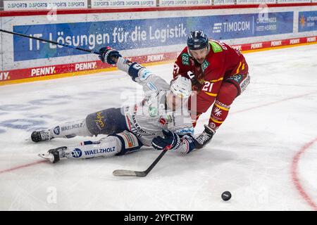 29.11.2024, Eishockey: Penny DEL, Saison 2024/2025, 21. Spieltag, Duesseldorfer EG - Iserlohn Roosters im PSD Bank Dome in Duesseldorf. Zweikampf zwischen Johannes Huss (Iserlohn Roosters, #55) und Brendan O Donnell (Duesseldorfer EG, #21). Foto: Kirchner-Media/TH Stock Photo