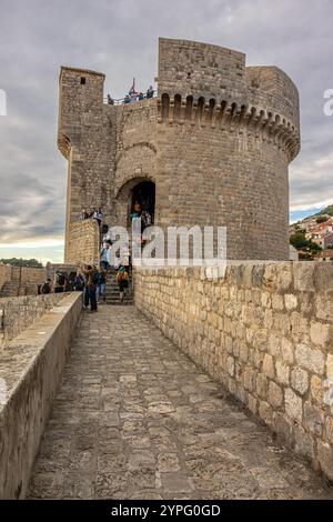 Desde lo alto de las murallas de Dubrovnik, la gente sube y baja a una de sus torres para contemplar el espectacular paisaje. Croacia Stock Photo