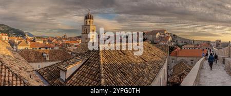 ámicas  de Dubrovnik desde las murallas de la ciudad. Destacan los tejados de tejas naranjas, el azul del mar y la arquitectura medieval. Croatia Stock Photo
