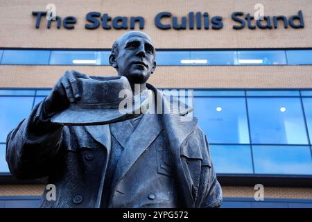 A general view of a statue of former Wolverhampton Wanderers manager and player Stan Cullis outside the stadium before the Premier League match at Molineux Stadium, Wolverhampton. Picture date: Saturday November 30, 2024. Stock Photo