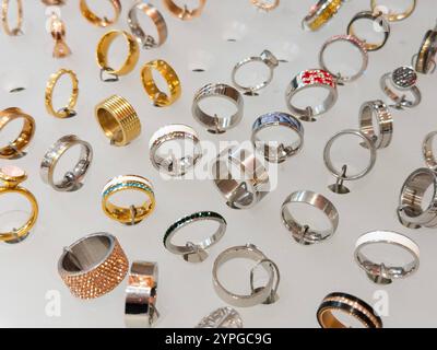 Modeschmuck Ringe in der Auslage eines Geschäfts in Düsseldorf, Deutschland *** Costume jewelry rings in the display of a store in Düsseldorf, Germany Stock Photo