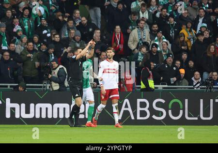 30.11.2024, wohninvest Weserstadion, Bremen, GER, 1.FBL SV Werder Bremen vs.VfB Stuttgart im Bild/picture shows Schiedsrichter Harm Osmers zeigt VAR an Foto © nordphoto GmbH/Tauchnitz DFB REGULATIONS PROHIBIT ANY USE OF PHOTOGRAPHS AS IMAGE SEQUENCES AND/OR QUASI-VIDEO. Stock Photo