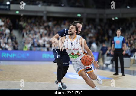 Elias Baggette (Rostock Seawolves, 4) (am Ball), Collin Welp (BG