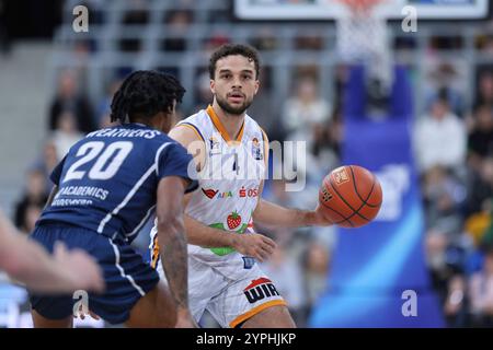 Elias Baggette (Rostock Seawolves, 4) (am Ball), Collin Welp (BG