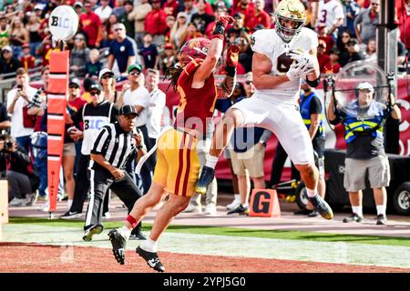 Los Angeles, CA. 30th Nov, 2024. Notre Dame Fighting Irish tight end Eli Raridon (9) catches the pass for the touchdown over USC Trojans linebacker Mason Cobb (13) in the end zone in action in the second quarter during the NCAA Football game between the Notre Dame Fighting Irish and the USC Trojans at the Coliseum in Los Angeles, California.Mandatory Photo Credit: Louis Lopez/Cal Sport Media/Alamy Live News Stock Photo