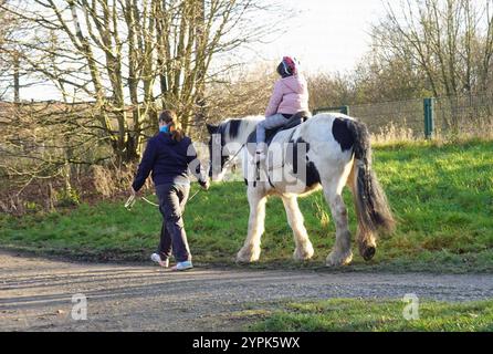 10 Jährige lernt Reiten in Begleitung - mit einem Leihpferd aus einem Zirkus - gesehen am 30.11.2024 in Hannover *** 10 year old girl learns to ride accompanied by a horse on loan from a circus seen on 30 11 2024 in Hanover Stock Photo