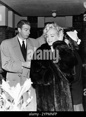 Marilyn Monroe and Joe DiMaggio - candid photograph c 1954 - Hayata Photo Studio, Tokyo, Japan Stock Photo