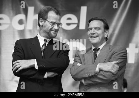 Deutschland, Frankfurt, 27.09.1994 Archiv.: 49-45-11 Wahlkampfreise von Rudolf Scharping Foto: SPD-Kanzlerkandidat Rudolf Scharping und Gerhard Schroeder, Vorstellung SPD-Plakat *** Germany, Frankfurt, 27 09 1994 Archive 49 45 11 Election campaign trip of Rudolf Scharping Photo SPD candidate for chancellor Rudolf Scharping and Gerhard Schroeder, presentation of SPD poster Stock Photo