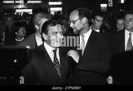 Deutschland, Hannover, 15.09.1994 Archiv.: 49-23-11 Wahlkampfreise von Rudolf Scharping Foto: SPD-Kanzlerkandidat Rudolf Scharping und Gerhard Schroeder, Min.Prä. Niedersachsen Vorstellung SPD-Plakat *** Germany, Hanover, 15 09 1994 Archive 49 23 11 Election campaign trip of Rudolf Scharping Photo SPD candidate for chancellor Rudolf Scharping and Gerhard Schroeder, Min Prä Niedersachsen Presentation SPD poster Stock Photo