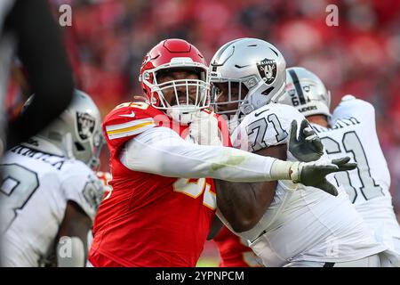 Las Vegas Raiders Tackle Dj Glaze (71) Blocks Against The Jacksonville 