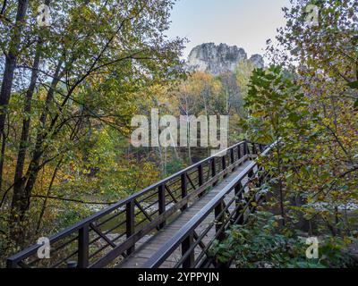 In the early morning, a bridge stretches across the North Fork South Branch Potomac River, framed by the towering beauty of Seneca Rocks in the backgr Stock Photo