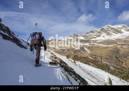 Picos de Culfreda (Pic de Batoua), 3034 m, ascenso al puerto de la Madera, Huesca, Aragon, cordillera de los Pirineos, Spain, Europe Stock Photo