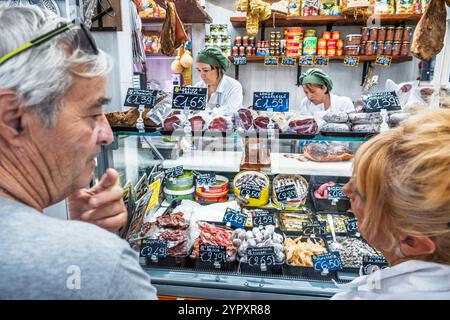 Civitavecchia Italy,Piazza Regina Margherita,Mercato di Civitavecchia,San Lorenzo Market,Mercato Coperto,Mercato della Piazza,couple man woman counter Stock Photo