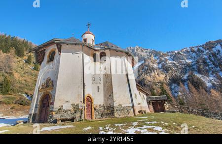 chapel notre dame des vernettes in the French alps in Tarentaise surrounded by on blue sky Stock Photo