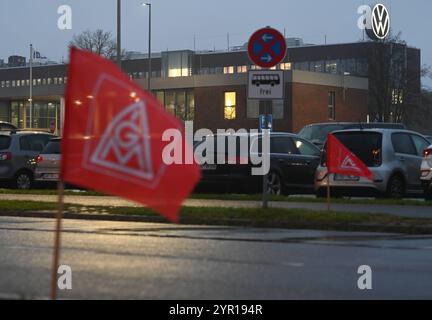 IG Metall ruft zu flächendeckenden Streiks in VW-Werken auf. Blick auf das VW-Werk in Emden. Emden Niedersachsen Deutschland *** IG Metall calls for nationwide strikes at VW plants View of the VW plant in Emden Emden Lower Saxony Germany Copyright: xdiebildwerftx Stock Photo