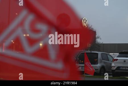 IG Metall ruft zu flächendeckenden Streiks in VW-Werken auf. Blick auf das VW-Werk in Emden. Emden Niedersachsen Deutschland *** IG Metall calls for nationwide strikes at VW plants View of the VW plant in Emden Emden Lower Saxony Germany Copyright: xdiebildwerftx Stock Photo