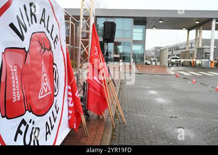 IG Metall ruft zu flächendeckenden Streiks in VW-Werken auf. Wir für alle steht auf einem Plakat. Die IG Metall fordert Lohnerhöhungen, VW will seinen Arbeitern weniger bezahlen. Nun beginnen flächendeckende Streiks an den deutschen Standorten des Autoherstellers. Emden Niedersachsen Deutschland *** IG Metall calls for nationwide strikes at VW plants We for all is written on a poster IG Metall demands wage increases, VW wants to pay its workers less Now nationwide strikes begin at the car manufacturers German plants Emden Lower Saxony Germany Copyright: xdiebildwerftx Stock Photo